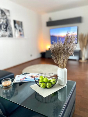 City Ferienwohnung SKYLINE - mit großem Balkon & XXL- Sofa für bis zu 4 Personen